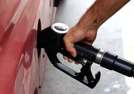 Un hombre reposta en una gasolinera.