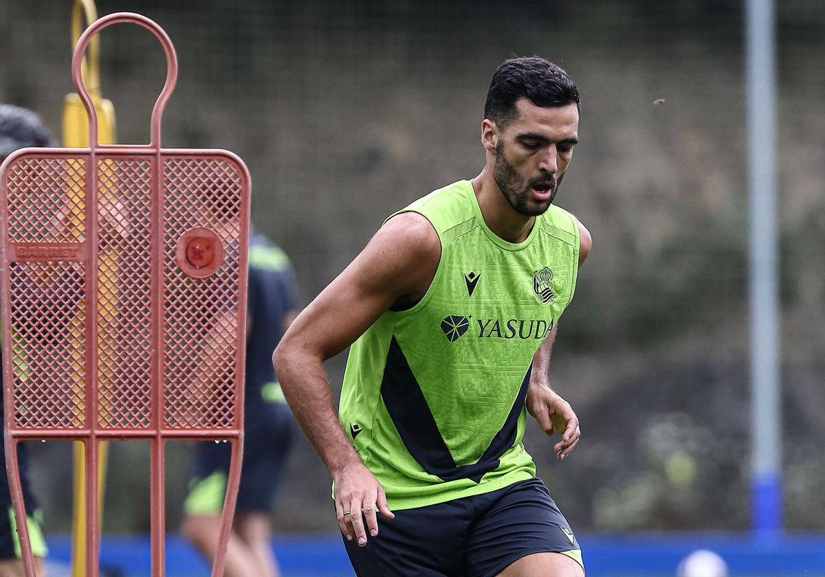 Mikel Merino, durante un entrenamiento con la Real en Zubieta.