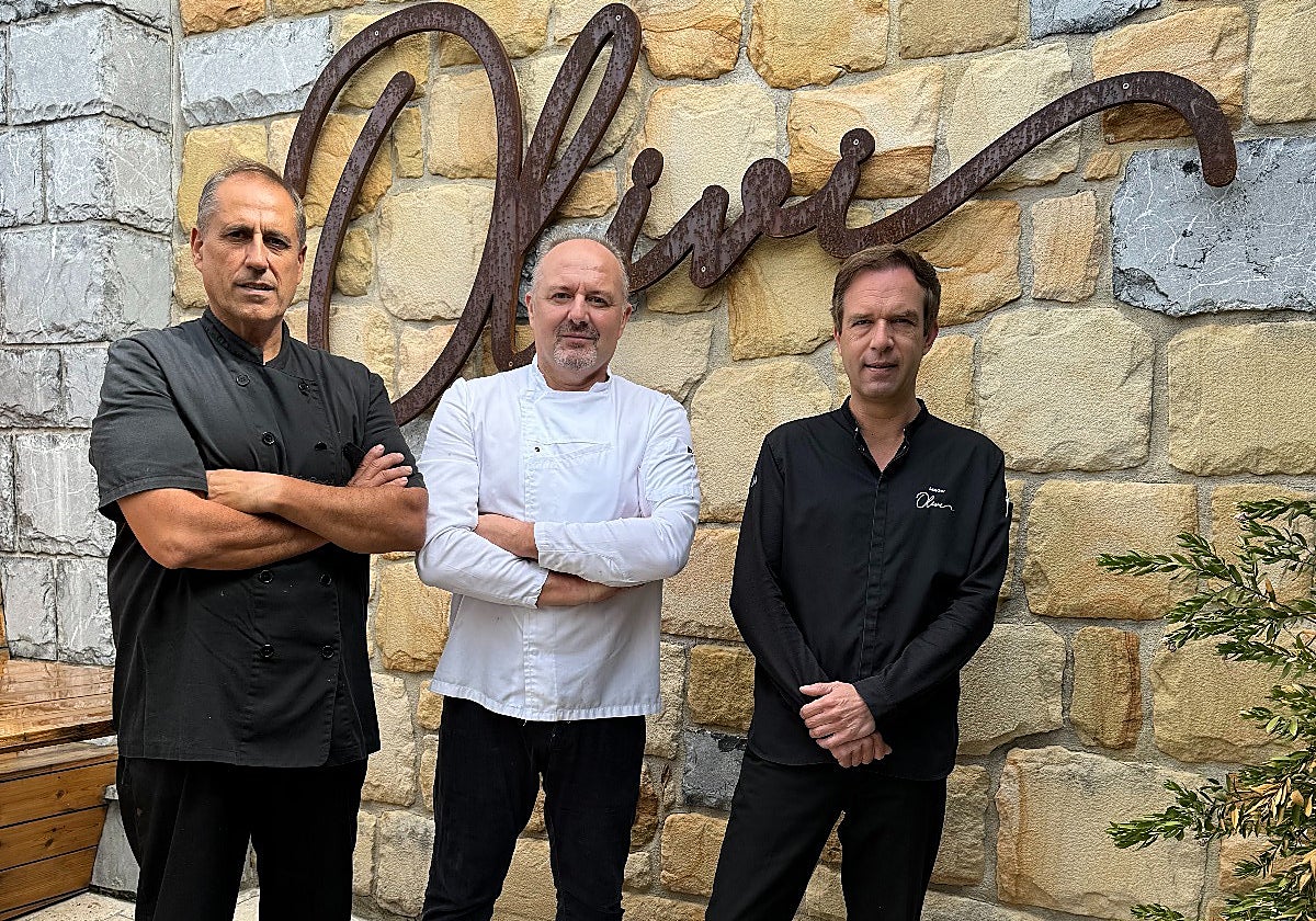 Pako Aldapaga, parrillero, Iosu Beraza, cocinero, y Tiago Amores, sumiller, posan en el exterior del Asador Olivi.
