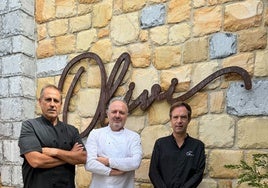 Pako Aldapaga, parrillero, Iosu Beraza, cocinero, y Tiago Amores, sumiller, posan en el exterior del Asador Olivi.