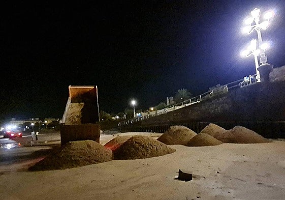 Nueva retirada de piedras en la playa de Ondarreta aprovechando las mareas vivas.