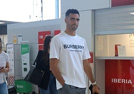 Mikel Merino, este viernes en el aeropuerto de San Sebastián en Hondarribia antes de volar a Londres.
