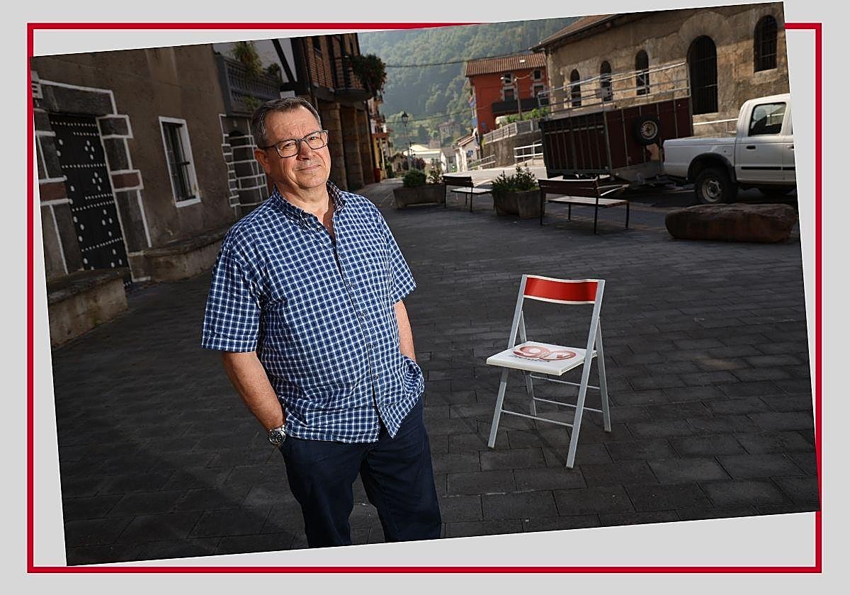 Manolo Rodas posa en la antigua plaza del pueblo junto a la iglesia.