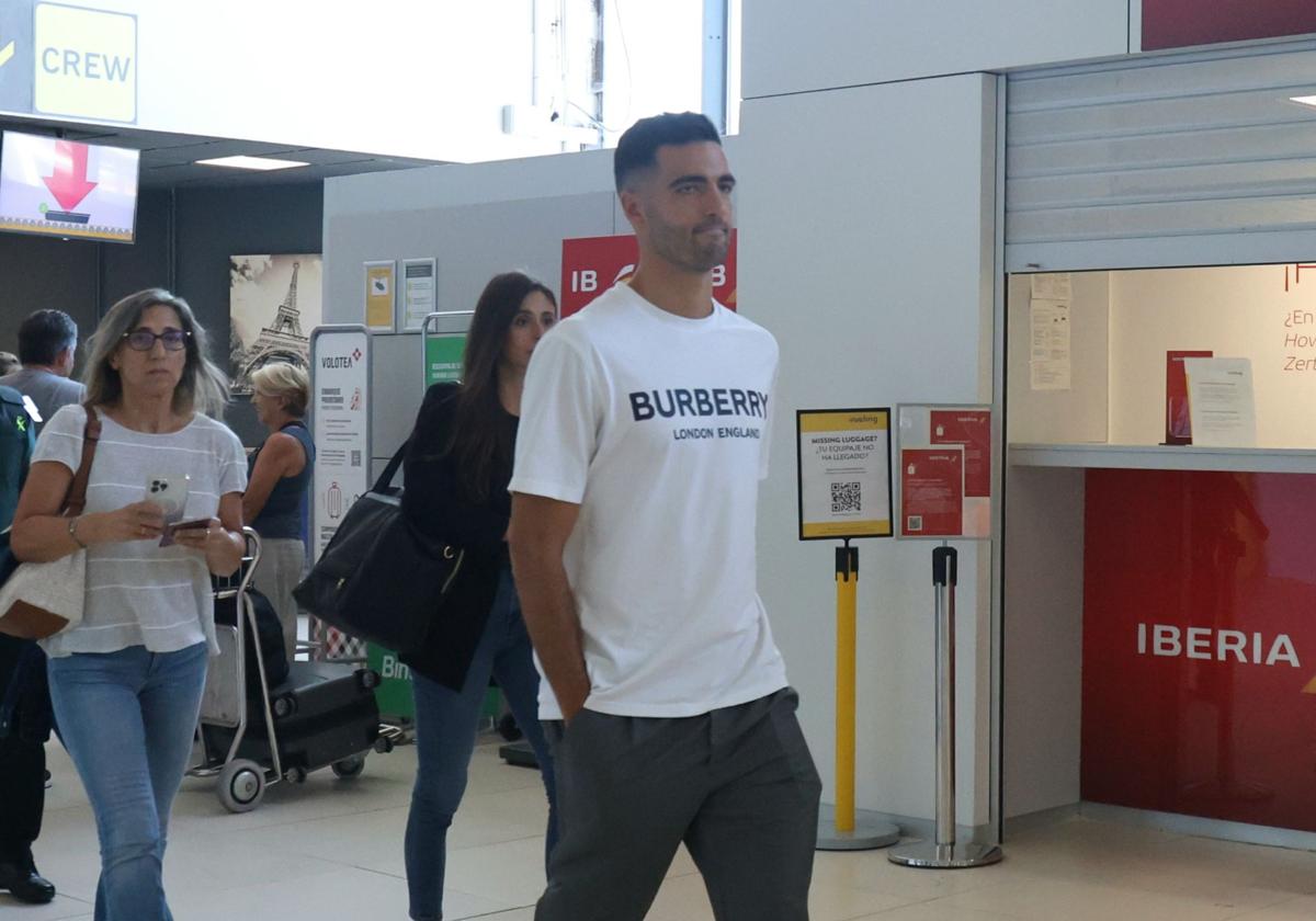 Mikel Merino en Hondarribia antes de coger el vuelo rumbo a Londres.