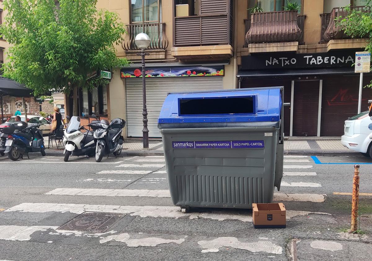 Gros, el contenedor en medio del paso de peatones