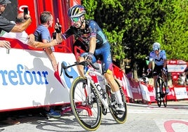 Primoz Roglic celebra su victoria en Cazorla, por delante de Enric Mas.