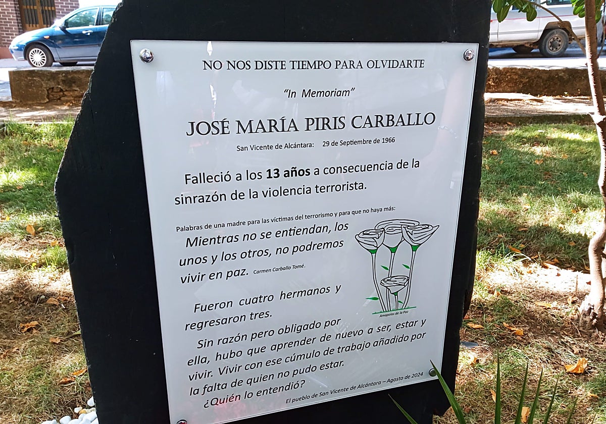 Monolito en memoria de José María Piris, inaugurado este sábado en San Vicente de Alcántara, Badajoz.