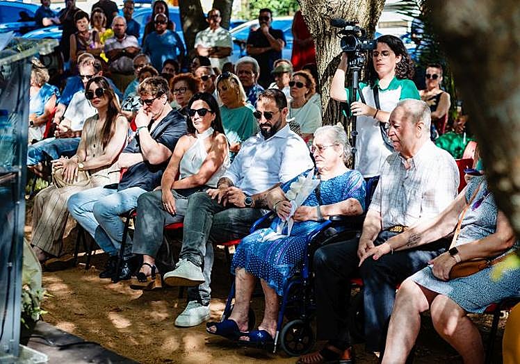La madre de José María Piris (de azul) con su hijo menor (a su derecha), Juan Antonio PIris, durante el acto.