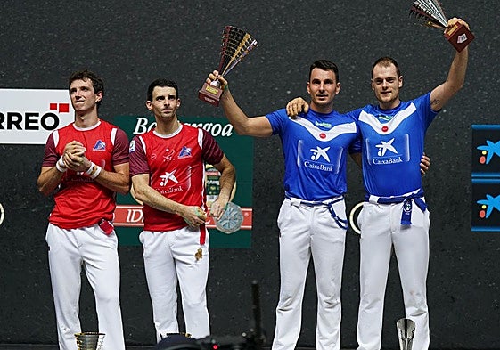 Los gestos en los rostros de Martija y Altuna III contrastan con la alegría de Imaz y Laso, ayer en el podio del frontón Bizkaia.