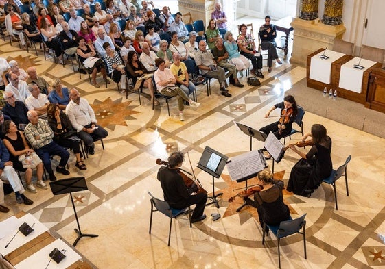 La partitura 'The Siege of Saint Sebastian' fue mostrada al público durante el concierto.