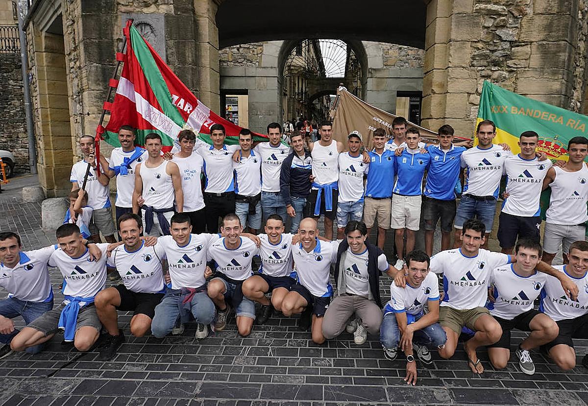 Celebración de Donostiarra en el muelle de San Sebastián.