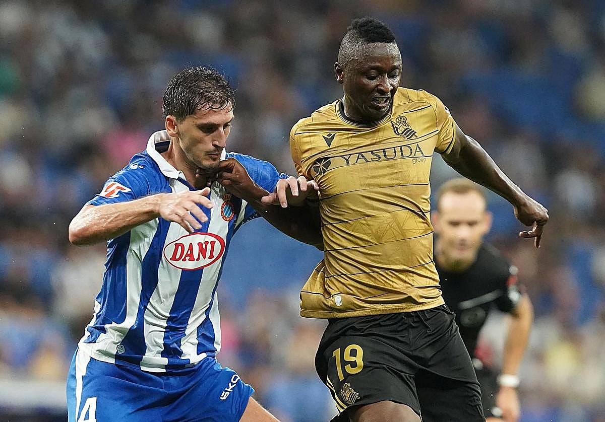 Sadiq Umar lucha por un balón con Kumbulla durante el Espanyol - Real Sociedad.