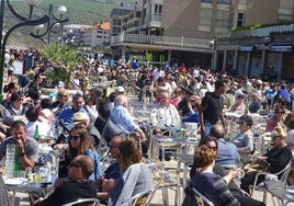 Personas en una terraza en el Malecón de Zarautz.