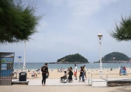 El cielo nublado en la playa de Ondarreta de Donostia.