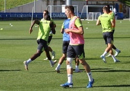 Jon Pacheco entrena con un vendaje en su rodilla derecha.