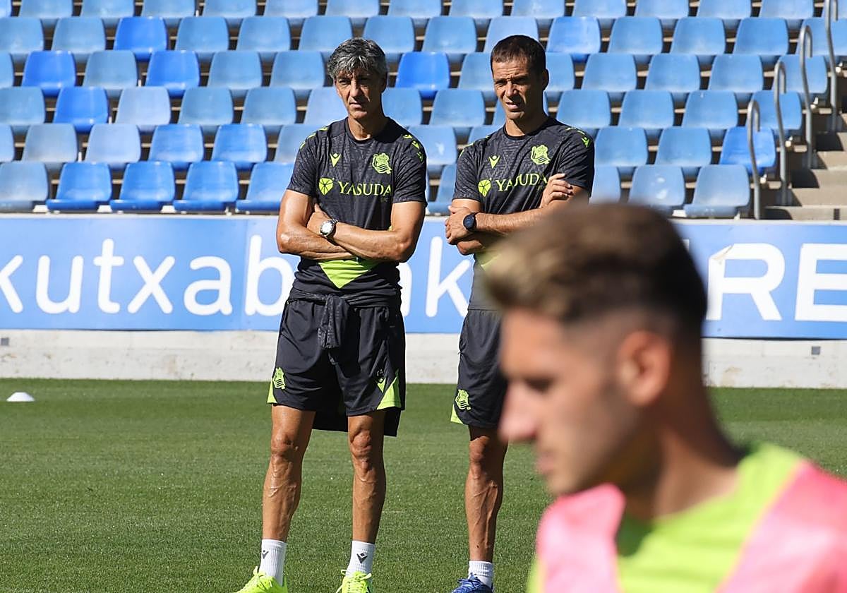 Imanol Alguacil y Mikel Labaka observan el entrenamiento de este martes de la Real en Zubieta.