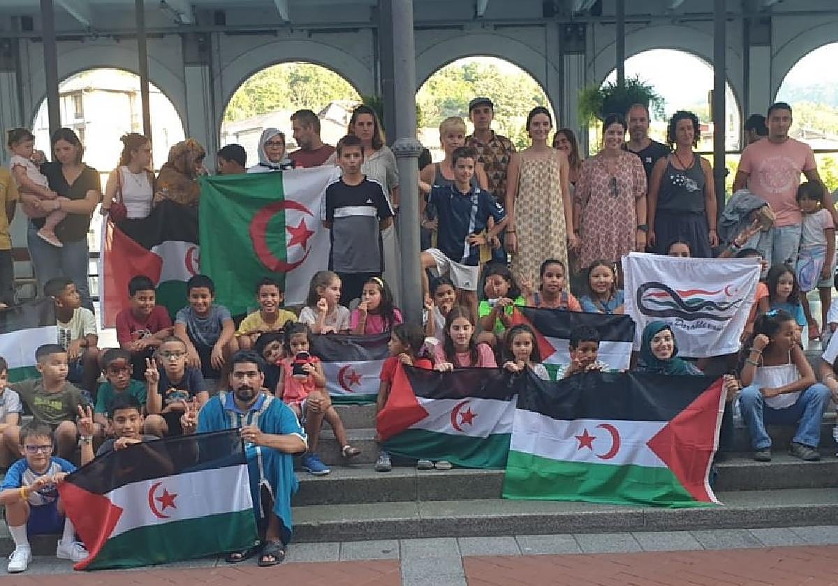 Foto de familia a la finalización de la fiesta de despedida celebrada en el Tinglado.