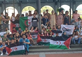 Foto de familia a la finalización de la fiesta de despedida celebrada en el Tinglado.