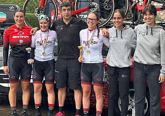 Las corredoras posan tras una de las últimas pruebas con su entrenador satisfechas por los buenos resultados obtenidos.