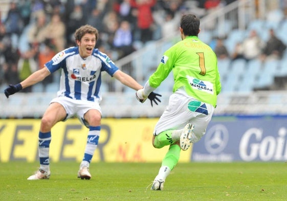 Claudio Bravo celebra el gol que metió el 14 de febero de 2010 de falta directa.