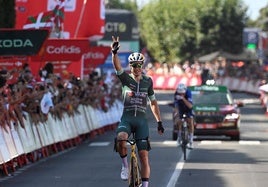 Wout van Aert celebra su triunfo en Baiona sobre un Quentin Pacher entregado.