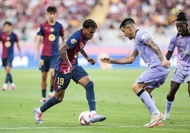 Yamine Lamal avanza con el balón ante dos jugadores del Athletic en el patido disputado el pasado sábado.