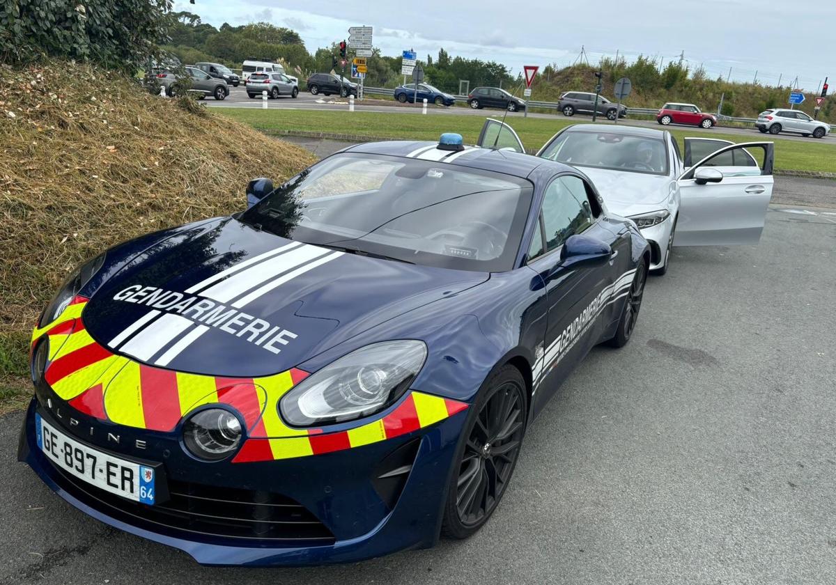 El Alpine110 de la gendarmería tras interceptar al infractor.