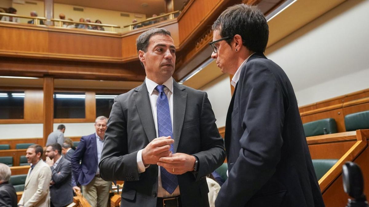 Imanol Pradales y Pello Otxandiano conversan en el Parlamento Vasco.