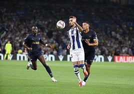 Brais Méndez controla el balón en el encuentro ante el Alavés.