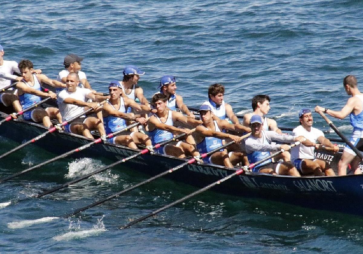 Enbatako mutilak etxeko estropada amaitu eta pozik Getaria bidean, lan txukuna egin ondoren. Gaur Donostian izango dira.