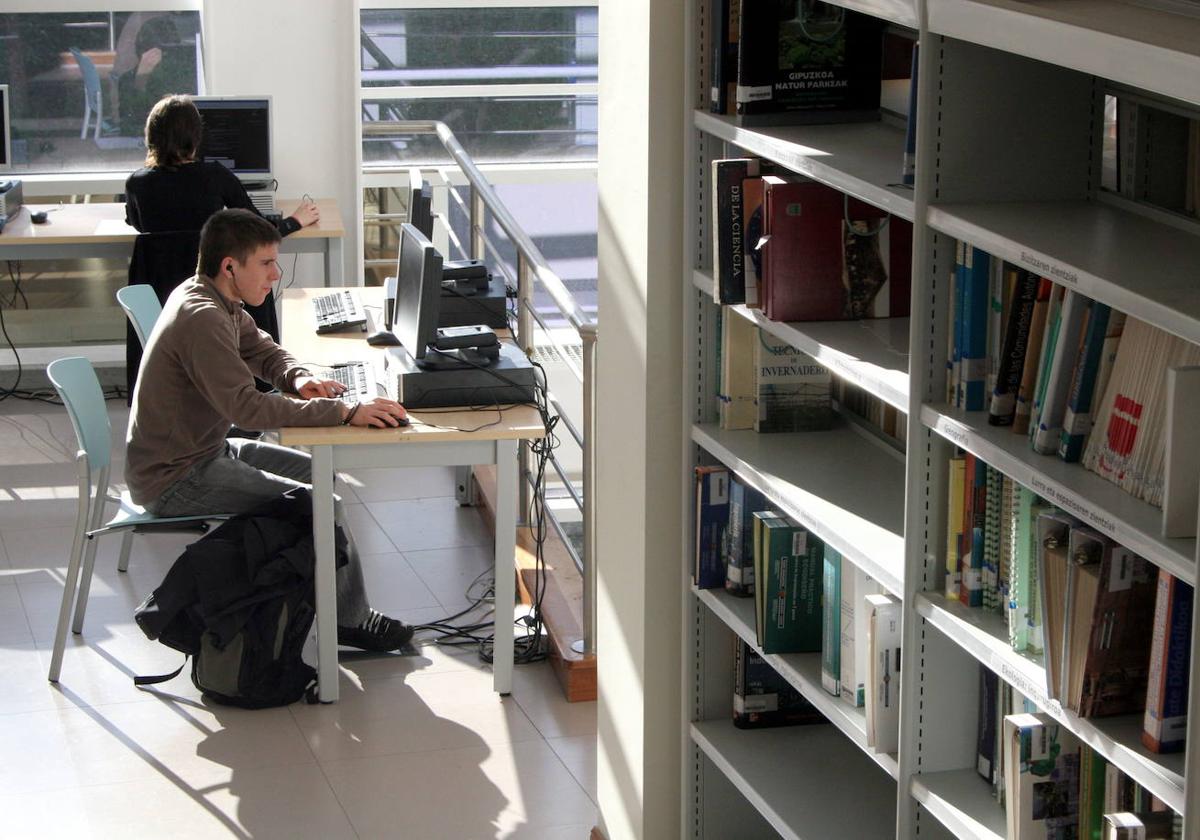 Alumnos de Mondragon Unibertsitatea estudian en la biblioteca del Campus de Arrasate.