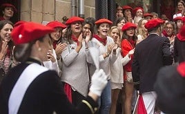 Una cantinera recorre las calles de Hondarribia.