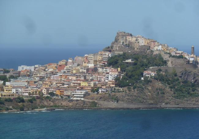 Bellísima localidad de Castelsardo desde la distancia.