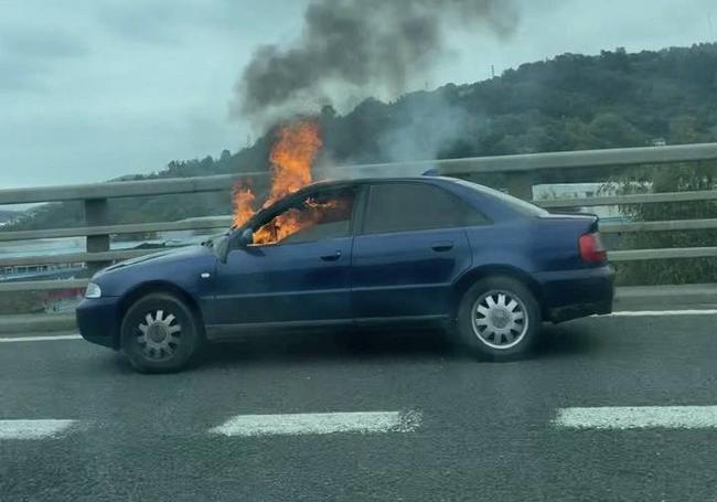 El coche que ha ardido en la A-15 en Astigarraga.