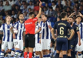 Un incrédulo Oyarzabal pide explicaciones al árbitro tras mostrarle la roja.