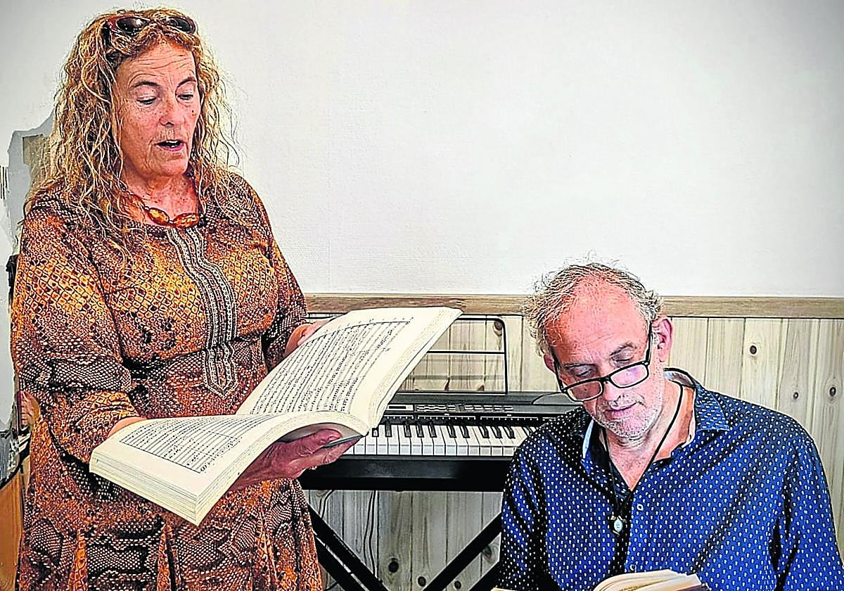 María Lourdes Moratinos y Alfonso Olaz, durante los ensayos de su espectáculo.