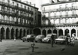 Vehículos estacionados en la plaza, entonces denominada del 18 de Julio.