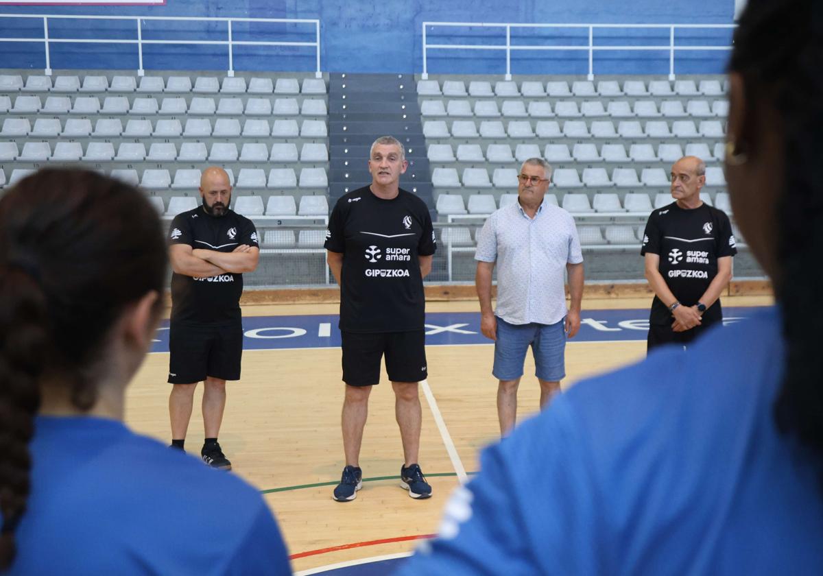 Imanol Álvarez y su staff antes de un entrenamiento de pretemporada en el Gasca.