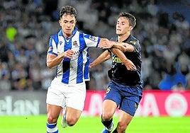 Guevara trata de agarrar a Zubimendi.