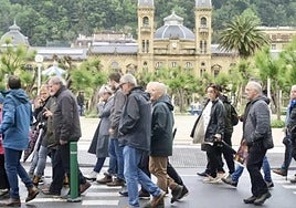 Marcha de pensionistas por las calles de San Sebastián en demanda de mejoras en las pensiones.