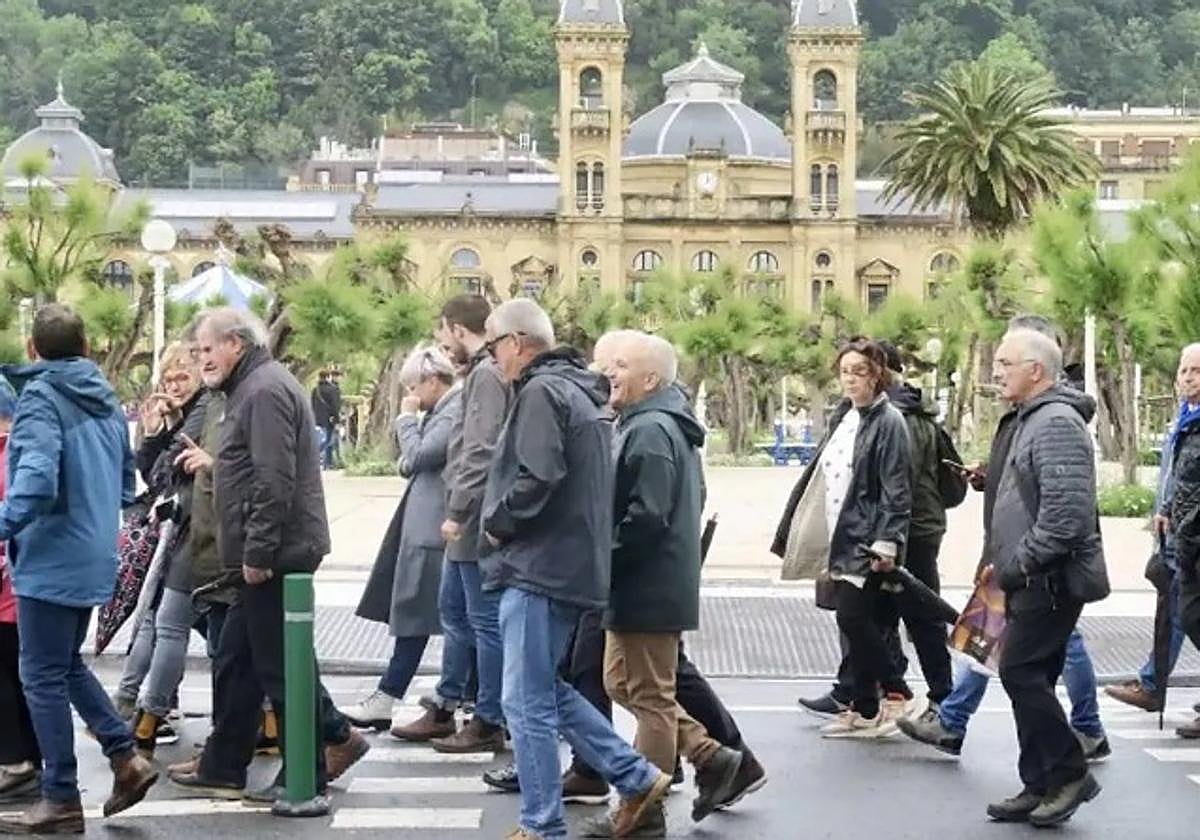 Marcha de pensionistas por las calles de San Sebastián en demanda de mejoras en las pensiones.
