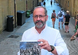 José María Leclercq sostiene el libro, de 843 páginas, con la calle 31 de Agosto de fondo.