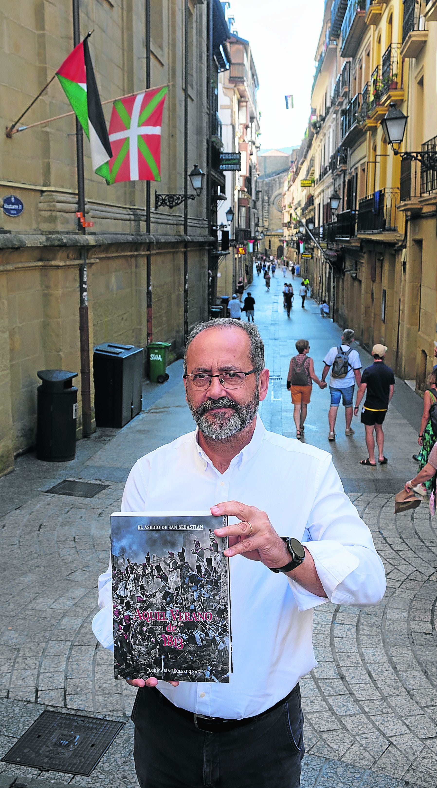 José María Leclercq sostiene el libro, de 843 páginas, con la calle 31 de Agosto de fondo.