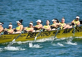 Las chicas de Orio, durante una regata de esta temporada. Tolosaldea celebra su Bandera en Getaria.