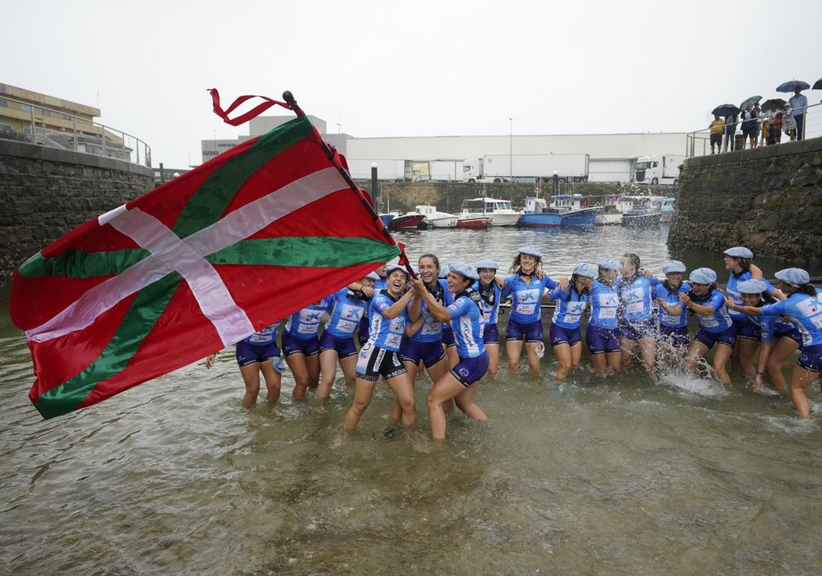 Ganadoras de una Liga Euskotren casi perfecta, las chicas de Arraun celebran su título en Getaria