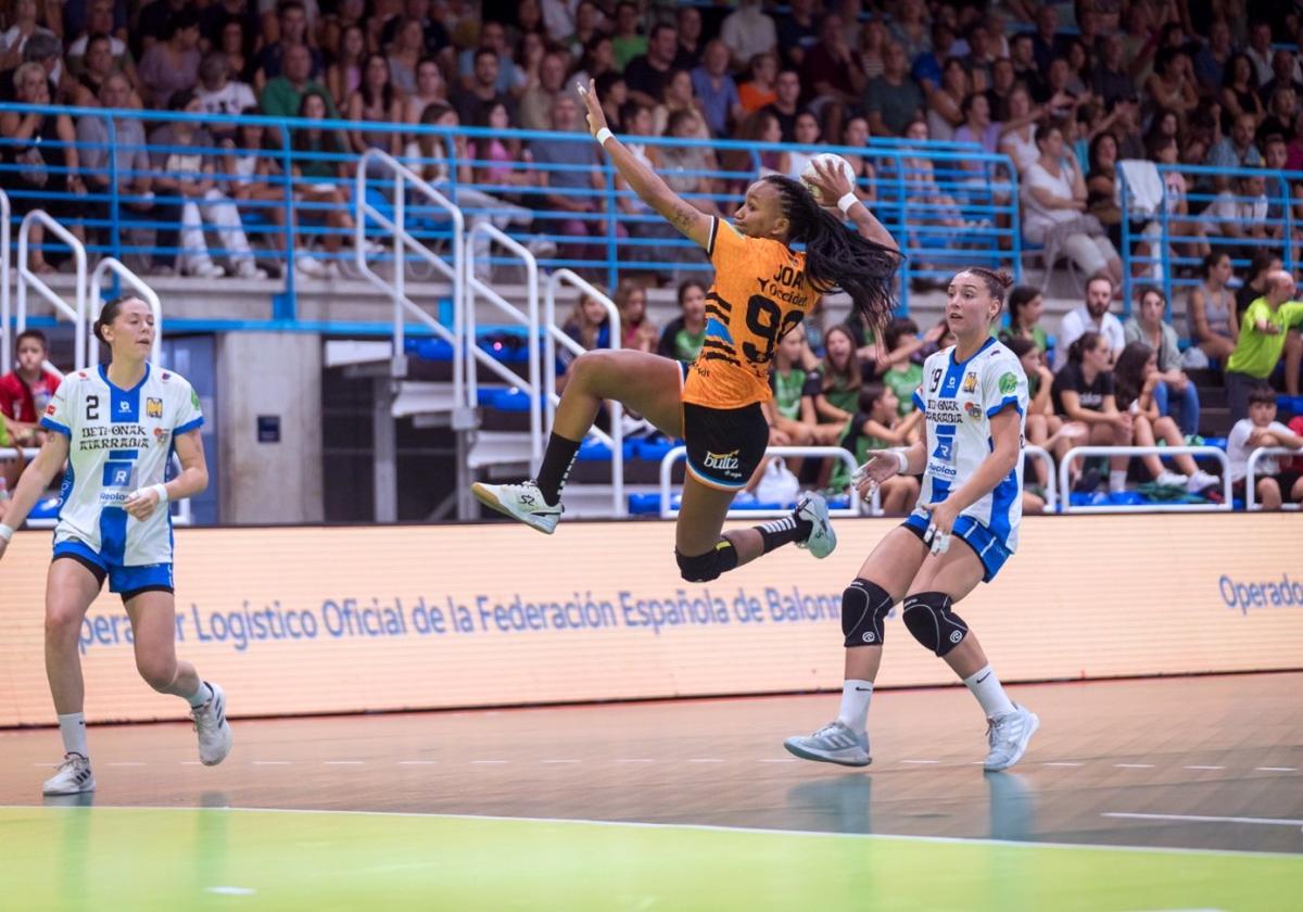 Francisca Araujo Joao lanza a portería ante Almudena Gutiérrez del Beti Onak este viernes en Villava.