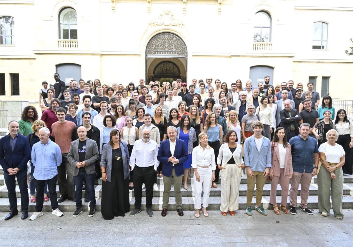 Foto de familia de los protagonistas de las producciones vascas que participarán en la 72 edición del Zinemaldia, junto a organizadores y autoridades.