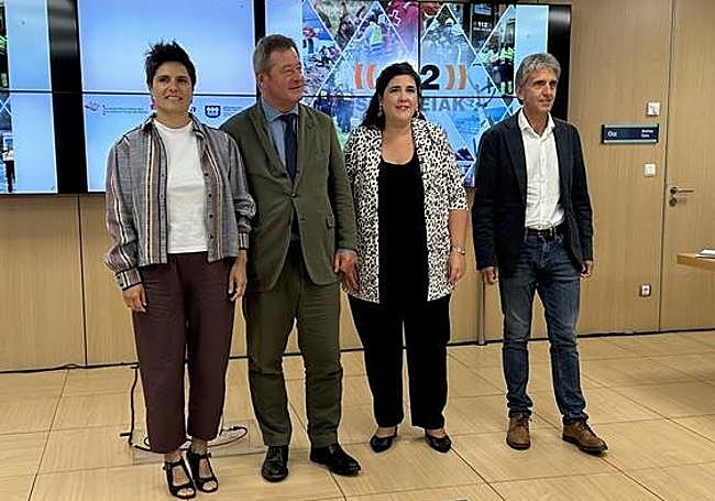 Arantza Atutxa, Bingen Zupiria, Jone Berriozabal y Xabier Arruti en el acto de presentación del acuerdo.