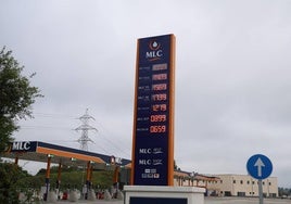 Panel de precios de los diferentes combustibles en la gasolinera urnietarra.