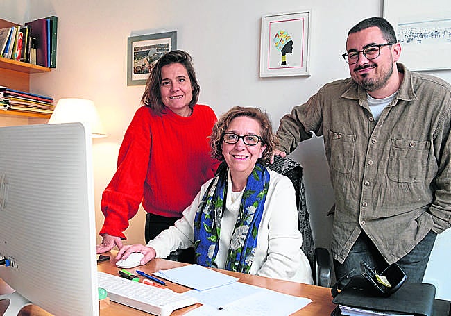 Maite González, Maribel Pizarro y Beñat Benítez, en la sede de Donostia